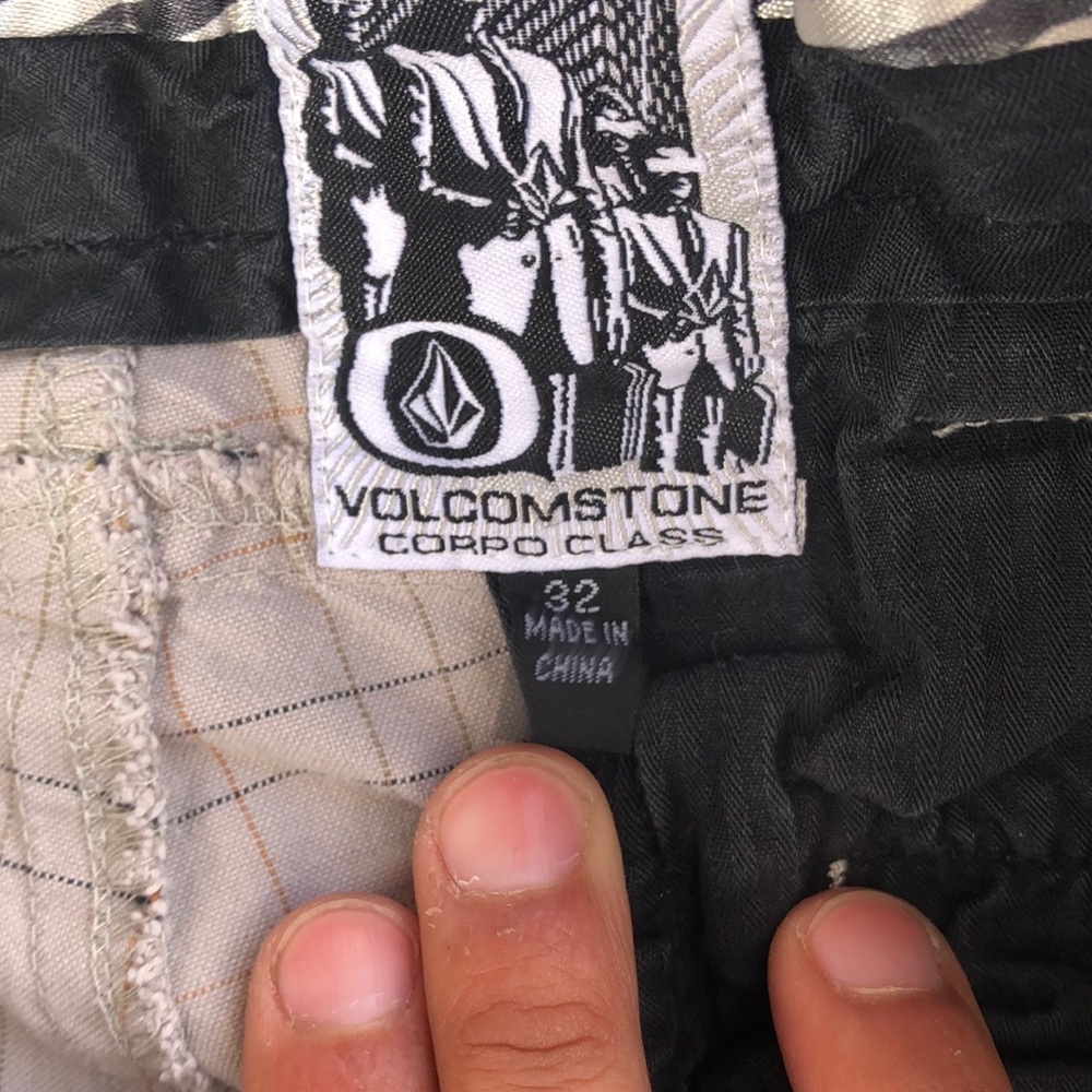Volcom shorts - Picture 3 of 3